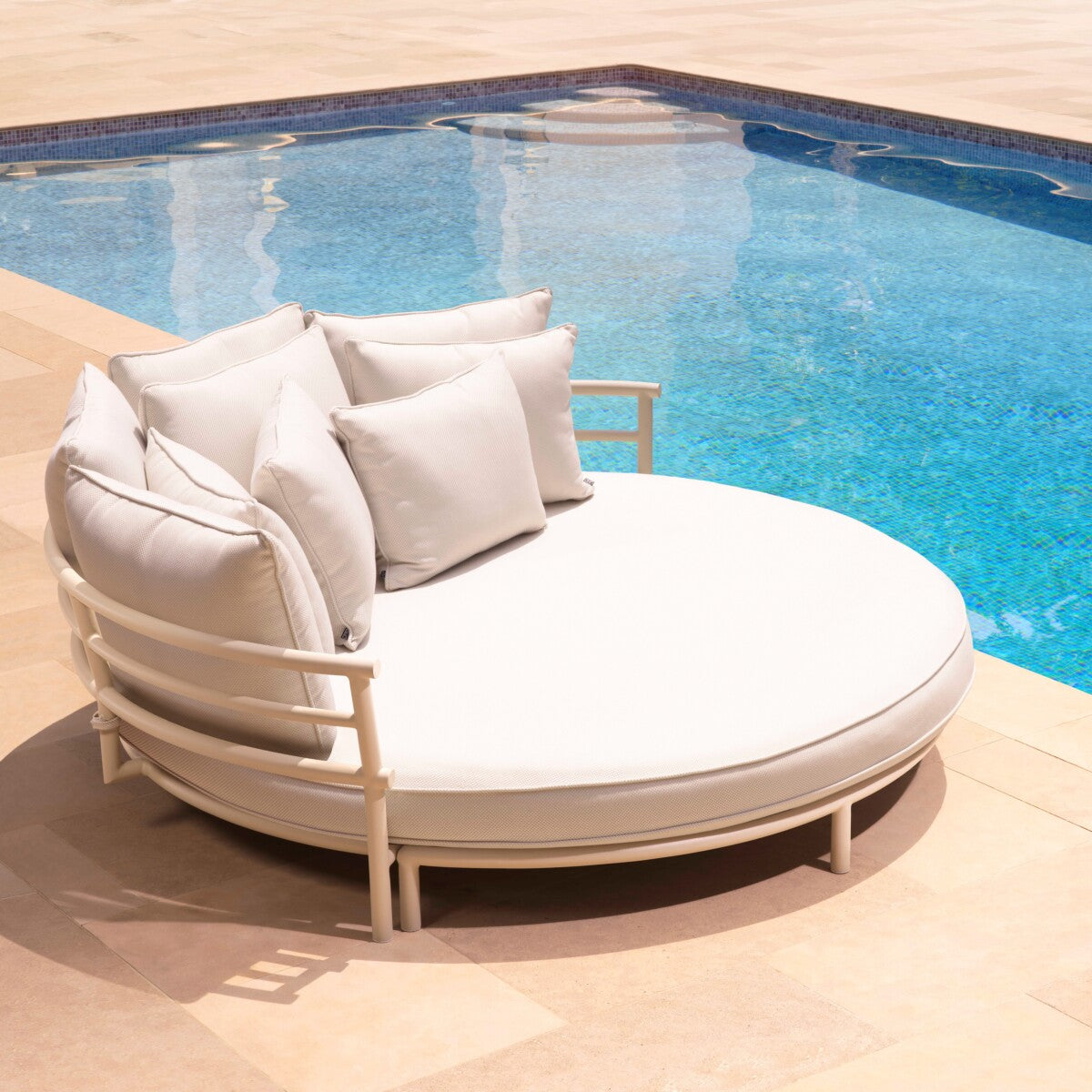 Round Outdoor Sofa Laguno | Eichholtzmh.com 