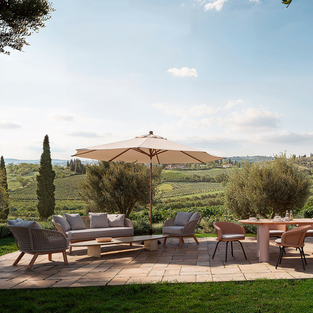 Oval Outdoor Coffee Table Aurore | Eichholtzmh.com