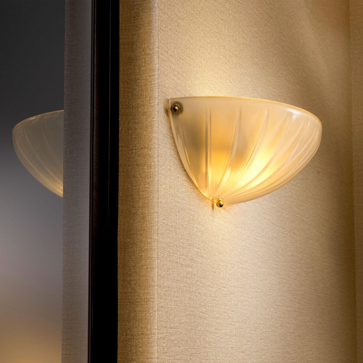 Scalloped Frosted Glass Wall Lamp Maranello | Eichholtzmh.com